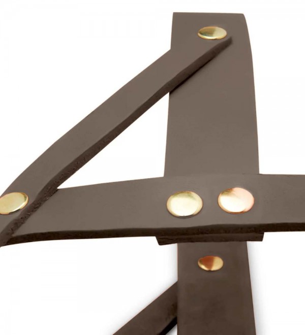 This phrase does not seem to have a clear meaning in Spanish. "Arnés" translates to "harness" and "topo" translates to "mole." It is possible that "Butter Topo" is a name or brand, but without further context, it is difficult to provide an accurate transl