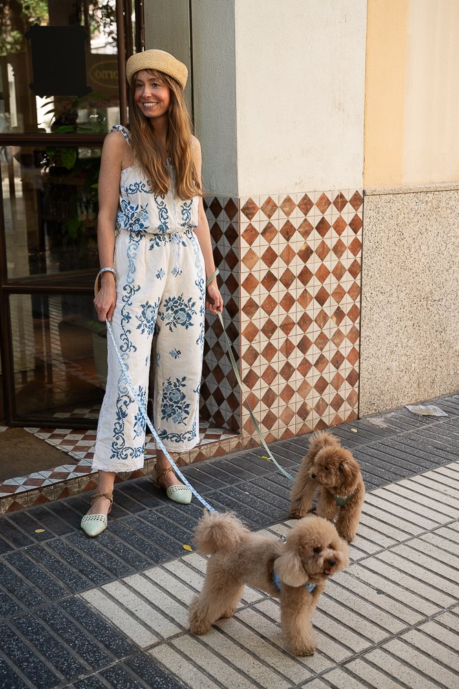 Dueña paseando dos caniches con arnés y correa Mascoboutique en la calle — modelo Vichy-Sand