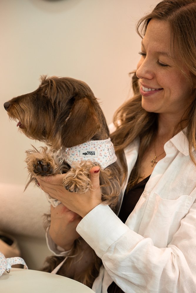 Mar sujetando a un teckel de pelo duro con bandana Mascoboutique estampado Blossom floral