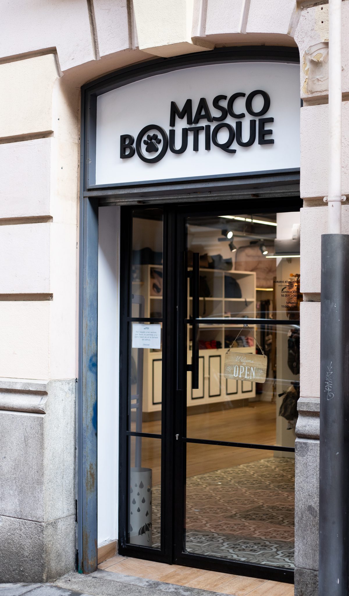 display Mascoboutique Núñez de Balboa shop — canine fashion Salamanca Madrid